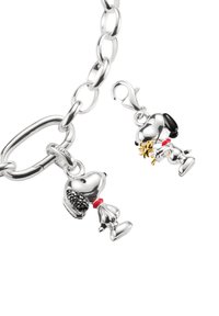 Silberarmband mit zwei Snoopy-Anhängern. Ein Anhänger hat schwarze Akzente und rote Details; der andere Anhänger hat gelbe Details.
