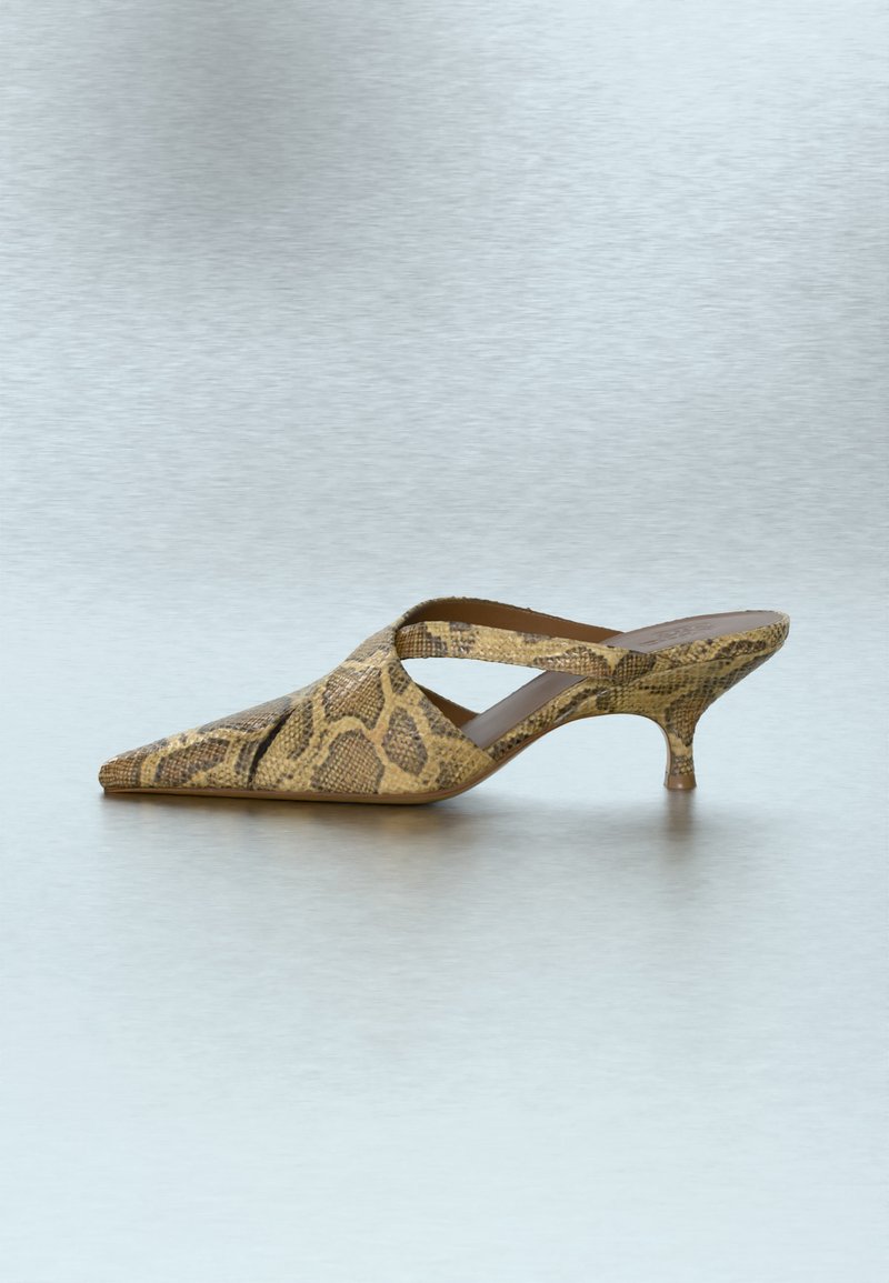 Spitz zulaufende Mule mit niedrigem Kittenabsatz, beige und braun mit Schlangenprint, mit einem Riemendesign mit Ausschnitt auf einfachem Hintergrund.