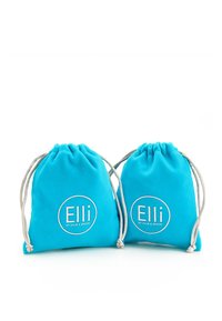 To små, turkise snørelommer lavet af blødt stof, med et cirkulært logo hvor der står "Elli" og "BY JULIE & GRACE" i hvid skrift.
