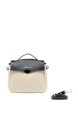 Lille beige håndtaske med sort klap og top-håndtag, ledsaget af en aftagelig sort rem placeret til højre på en hvid baggrund.