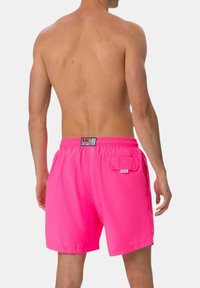 Pantaloni da bagno fucsia realizzati in tessuto leggero, con vita elastica, tasca posteriore e un elegante etichetta del logo.