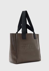 Borsa a tote lucida marrone con manici in tessuto neri, caratterizzata da testo in rilievo "ALLSAINTS LONDON" sul fronte e una forma rettangolare strutturata.