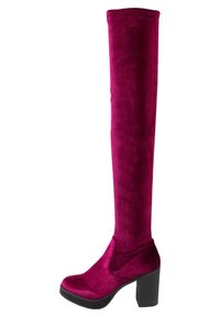 Botte en velours magenta profond, haute, avec un talon plateforme noir épais et un bout arrondi, conçue pour dépasser le genou.