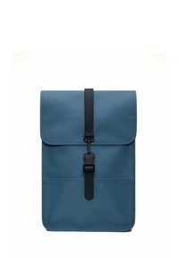 Zaino sintetico blu a forma rettangolare, con chiusura a tracolla con fibbia nera e design minimalista. Texture liscia, senza trame visibili.