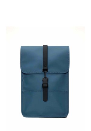 Mochila sintética azul de forma rectangular, con cierre de correa de hebilla negra y diseño minimalista. Textura suave, sin patrones visibles.