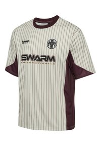 Biało-bordowa sportowa koszulka w paski z krótkimi rękawami, okrągłym dekoltem i logo "SWARM" na przodzie. Wykonana z lekkiego, oddychającego materiału.