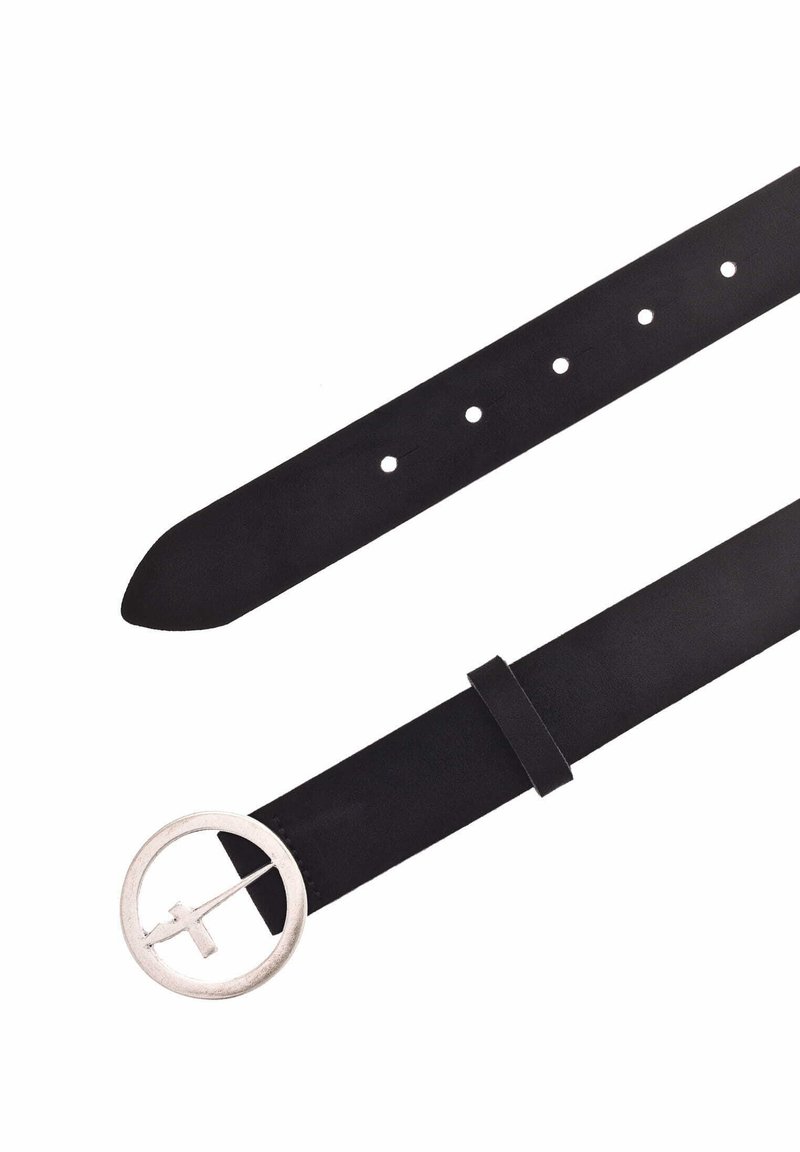 Cintura in pelle nera con fibbia rotonda argentata decorata con un design a croce. Texture liscia e lunghezza regolabile con più fori.