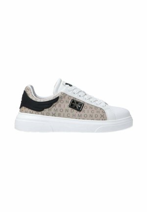 Sneaker bianche con un lato beige a motivi, caratterizzate dal testo "RICHMOND", dettagli neri e una suola spessa bianca.