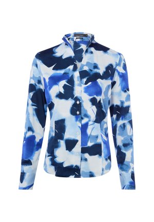 Koszula zapinana na guziki z długim rękawem, z abstrakcyjnym, niebiesko-granatowo-białym kwiatowym wzorem i kołnierzykiem typu stójka na jednolitym tle.