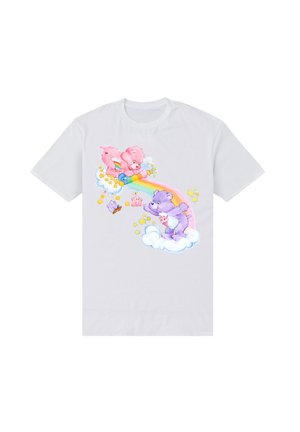 T-shirt blanc à manches courtes arborant un graphique coloré de bears roses et violets sur un arc-en-ciel avec des étoiles et des nuages.