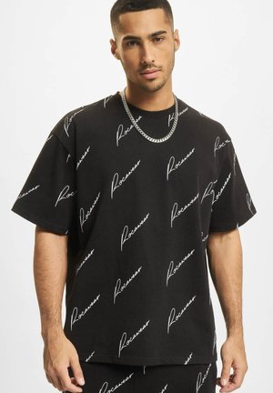 Juodas trumpomis rankovėmis marškinėliai su baltu pakartotinai išspausdintu "Rocawear" logotipu. Pagaminti iš medvilnės, jie turi laisvą siluetą ir sklandų tekstūrą.