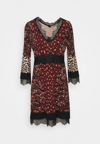 Punainen ja musta mekko, jossa on kukka- ja leopardikuvioita, pitsireunus, V-aukko ja 3/4-hihat. Mekossa on erilaisia tekstuureja ja värejä.