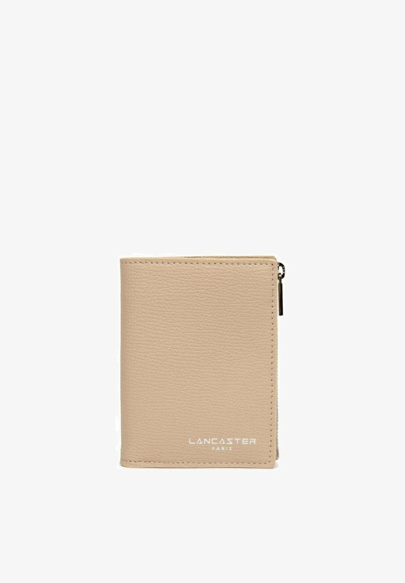 Portafoglio in pelle beige con finitura testurizzata, dotato di chiusura con cerniera e logo "LANCASTER PARIS" in rilievo sulla parte anteriore.