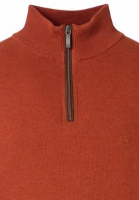 Rost-orange gestrickter Pullover mit hohem Kragen und kurzem silbernen Reißverschluss in der Mitte der Vorderseite.