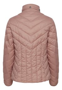 Padded jaka, mīksta rozā auduma, dimanta kvadrāta raksts, augsta apkakle ar pogu aizdari, čevrona šuvju detaļas aizmugurē.
