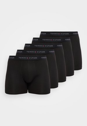 Fünf schwarze Tommy Hilfiger Boxershorts mit markenprägenden Bunds, gestaffelt auf einem weißen Hintergrund angeordnet.