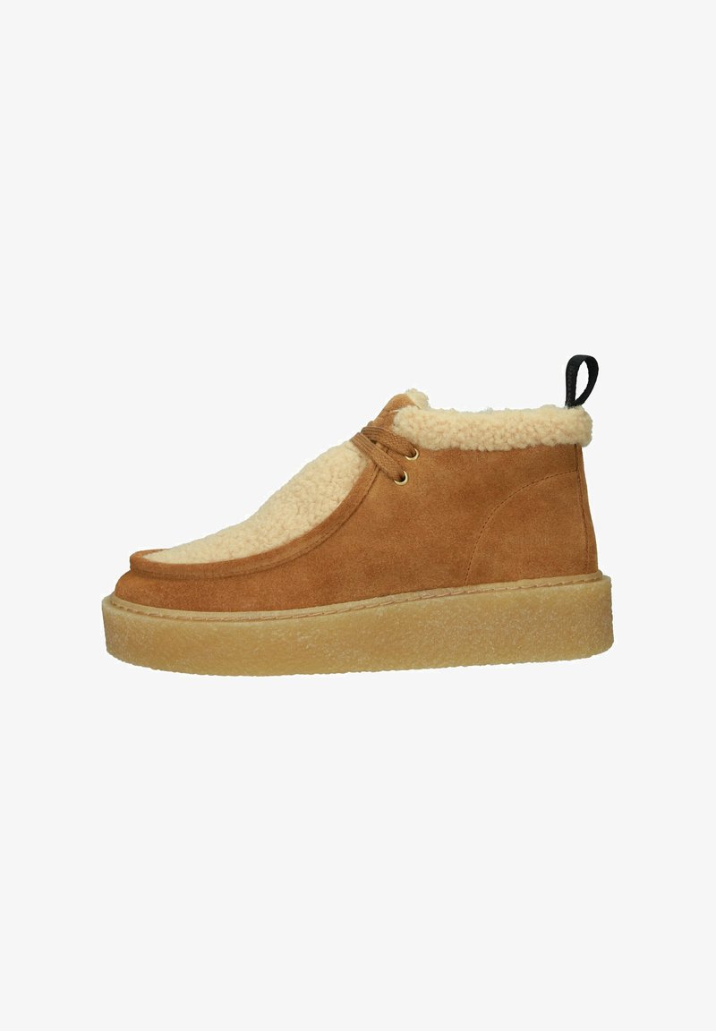 Braune Wildleder-Stiefelette mit cremefarbenen Kunstfellakzenten, abgerundeter Spitze, Schnürdesign und strukturierter Laufsohle, ausgestattet mit einer schwarzen Zuglasche.