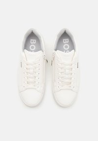 Baskets blanches en cuir lisse, avec un design à lacets, une fermeture éclair latérale et le logo BOSS sur la languette et sur le côté. Forme simple et discrète.