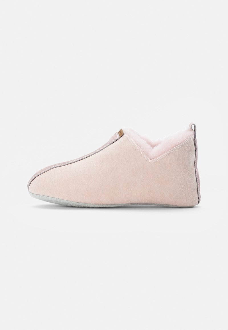 Chausson en daim rose doux avec doublure en peluche, hauteur basse à la cheville et semelle grise, conçu pour le confort intérieur.