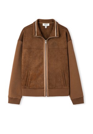Giacca marrone con zip frontale, realizzata in materiale morbido. Presenta maniche lunghe, polsini a coste, due tasche laterali e un sottile logo in evidenza.