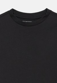 Tricou negru cu guler rotund, din material de bumbac. Are o textură netedă și un design minimalist, fără modele sau accente.