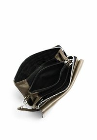 Portafoglio metallico oro con chiusura a zip, molteplici scomparti e rivestimento in tessuto nero. Presenta un gancio per chiavi e diversi slot per carte.