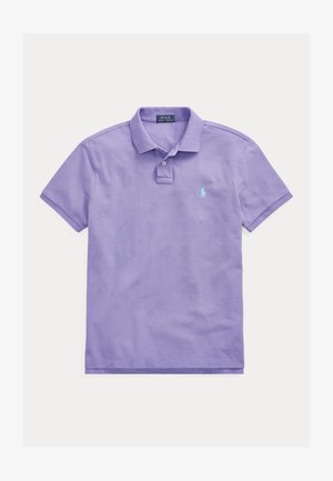 Levendulakék rövid ujjú galléros póló, két gombos nyílással és bal mellkason kis világoskék hímzett logóval.