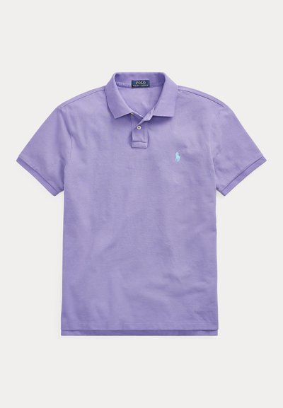 Lavendlililla lühikeste varrukatega polo särk krae, kahe nupuga nööbitav lahas ja väike helesinine tikandiga logo vasakul rinnal.