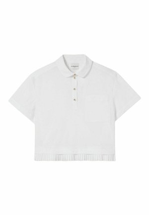 Polo shirt blanc à manches courtes avec col, patte de boutonnage à cinq boutons dorés, poche poitrine unique et détails de bas plissé.