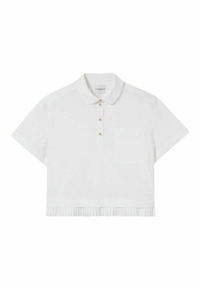 Camisa polo blanca de manga corta con cuello, tapeta de cinco botones dorados, bolsillo en el pecho y detalle con dobladillo plisado.