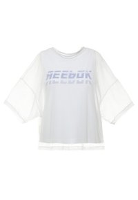 Vit kortärmad t-shirt med genomskinliga trumpetärmar, rund halsringning och en subtil Reebok-logotyp tryckt över framsidan i ljusblått.