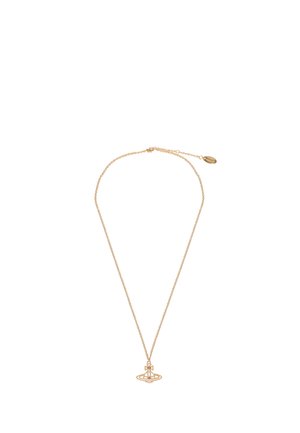 Collana delicata con catena d'oro e piccolo ciondolo a forma di pianeta con una croce in cima e un dettaglio di farfalla sopra.