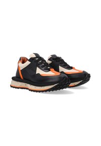 Zwarte en crèmekleurige sneakers met oranje accenten, met een gestructureerde zool, ronde vorm en leren materiaal. Opvallende ontwerpdetails door het hele product.