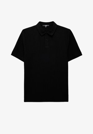 Sort polo shirt med ribbet struktur, korte ærmer og en tre-knaps placket. Kraven er flad og holder en klassisk form.