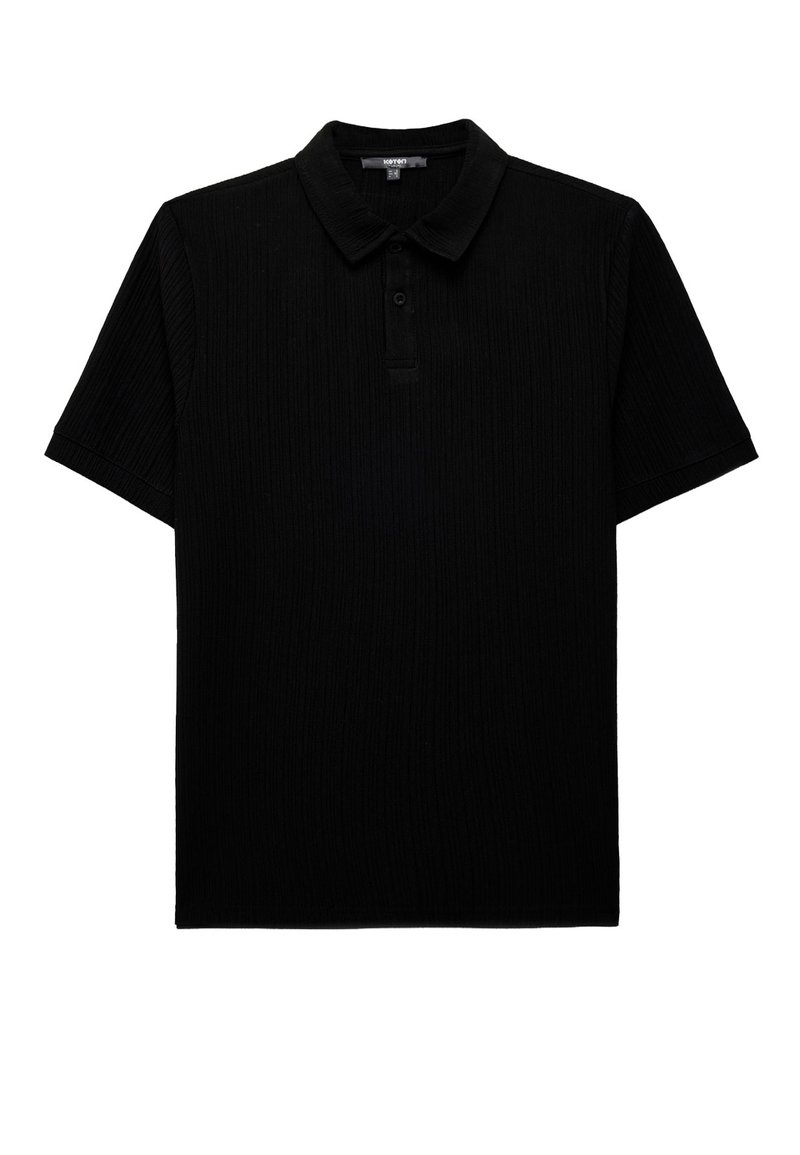 Sort polo shirt med ribbet struktur, korte ærmer og en tre-knaps placket. Kraven er flad og holder en klassisk form.