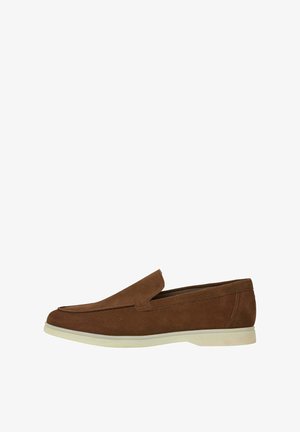 Braune Wildleder Schlupfschuhe mit runder Spitze und minimalen Nähdetails. Besitzt eine weiße Gummisohle für den Kontrast.