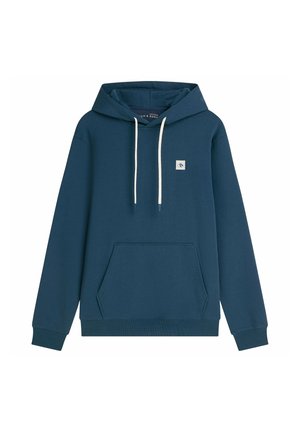 Ciemnoniebieska bluza z kapturem z białymi sznurkami, przednią kieszenią kangurka oraz małą kwadratową naszywką z logo na piersi.