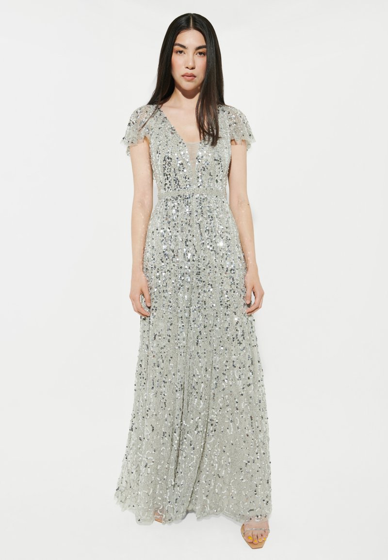 Langes, silbernes Abendkleid mit kurzen, schwingenden Ärmeln, einem tiefen V-Ausschnitt und einem fließenden Rockdesign. Weicher Stoff mit schimmernder Textur.