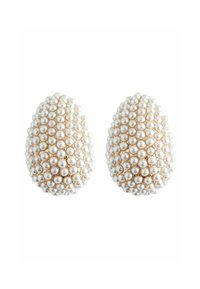 Orecchini a forma di uovo con texture e decorati con perle bianche. Ogni orecchino presenta gruppi di perle piccole e medie su una base dorata.