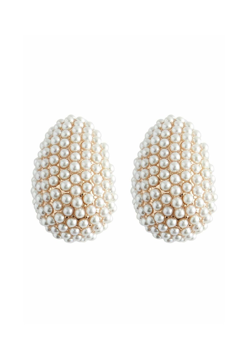 Orecchini a forma di uovo con texture e decorati con perle bianche. Ogni orecchino presenta gruppi di perle piccole e medie su una base dorata.