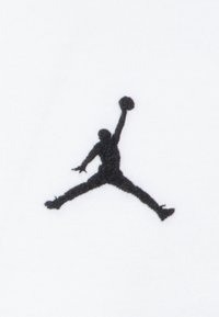 Svart brodert Jumpman-logo på hvit bakgrunn, som viser en silhuett av en spiller som hopper med en basketball.