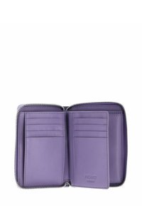 Portefeuille en cuir violet avec fermeture éclair, doté de plusieurs emplacements pour cartes et logo de la marque embossé. Texture lisse et design compact.