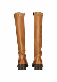 Botas de cuero marrón claro hasta la rodilla con un acabado suave, puntera cuadrada y un tacón bajo. Presenta detalles de herrajes en tono dorado en la parte superior.