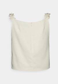 Vestido branco sem mangas com detalhes florais nos ombros, apresentando um fecho de zíper nas costas e um acabamento suave e mate.