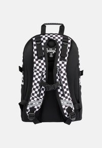Zaino con corpo nero e spallacci a pattern a scacchi bianchi. Presenta un retro in rete imbottita, spallacci regolabili e rinforzi hardware.