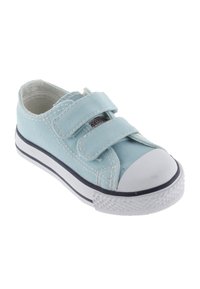 Scarpa in tela azzurro chiaro con due strap in Velcro, punta in gomma bianca e suola a strisce nere. Presenta un tessuto testurizzato e cuciture a contrasto.