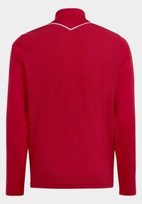 Rotes Langarm-Polohemd mit strukturiertem Muster, einem hohen Kragen und einem weißen Akzent entlang des Ausschnitts. Glatte Stoffoberfläche.