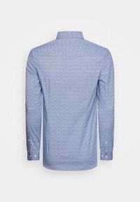 Koszula z długim rękawem w jasnoniebieskim kolorze z teksturowanym geometrycznym wzorem. Posiada kołnierz typu spread oraz mankiety na guziki.