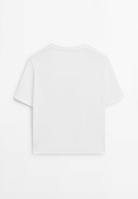 Weißes, kurz geschnittenes T-Shirt mit rundem Ausschnitt und kurzen Ärmeln. Glatte Textur, klare Linien und keine sichtbaren Muster oder Akzente.