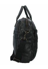 Zwarte leren tas met een gestructureerd oppervlak, voorzien van een ritssluiting aan de bovenkant, een stoffen schouderband en een geweven zijdetail.